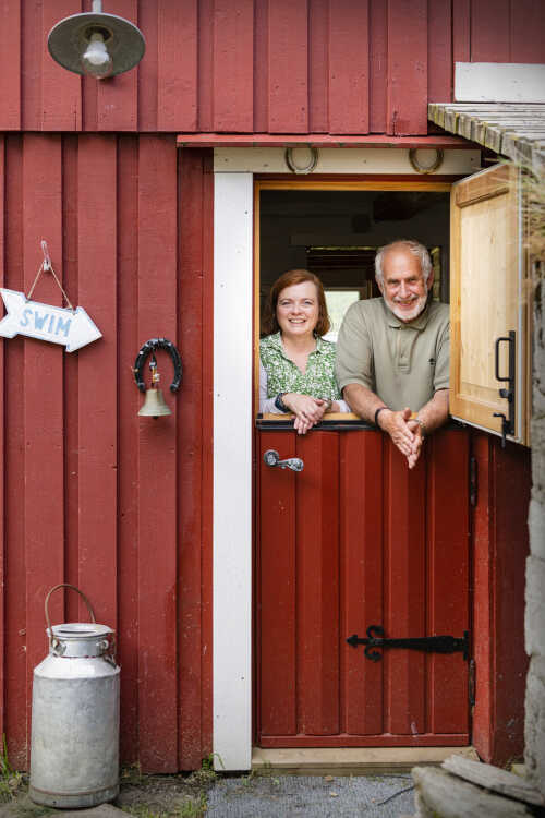 Lill Hilde og Ola i inngangen til fjøsen